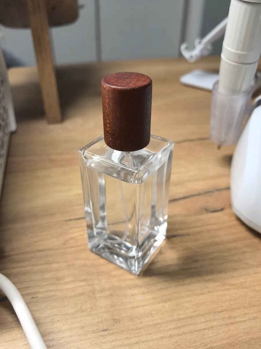 Фото парфюма до AI-обработки